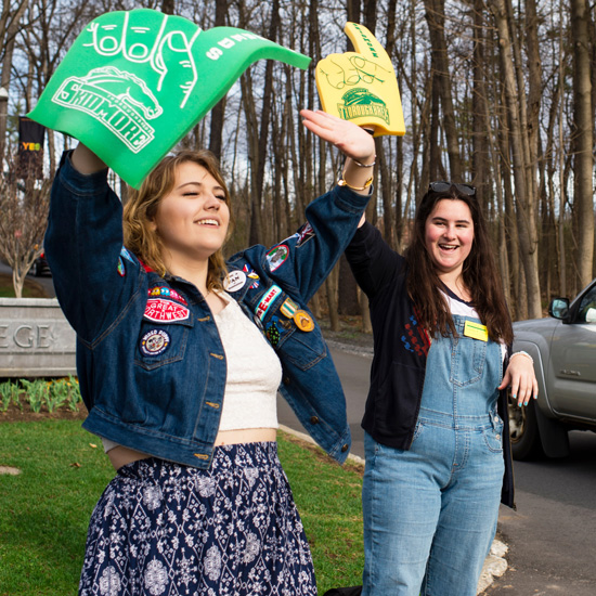Student college student tour guides welcome prospective families to Skidmore