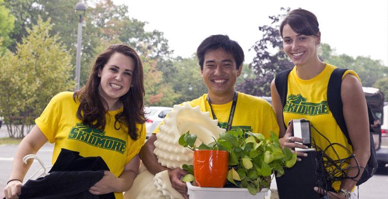 Skidmore%20students%20help%20new%20students%20on%20move-in%20day.