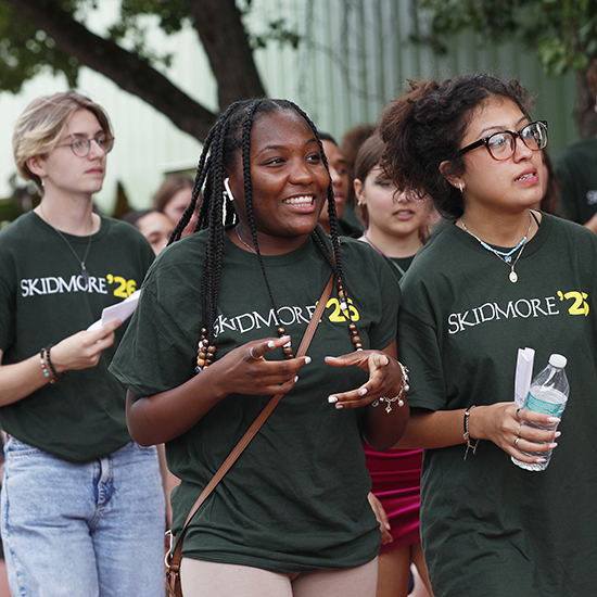 Students wearing green t-shirts that say Skidmore 2024